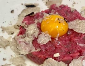 Tartare di manzo con tuorlo d'uovo e scaglie di tartufo bianco.