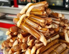 Almejas navajas frescas, con un exterior brillante en tonos marrón claro y crema, listas para preparar en diversos platos.