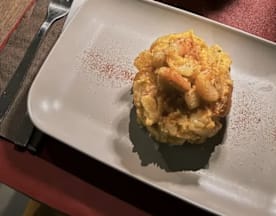 Plato horneado cremoso con base de huevos y leche, decorado con manzanas salteadas y un toque de especias.