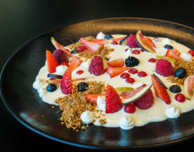 Postre cremoso con base de yogur o nata, cubierto con fresas, frambuesas, arándanos, higos y galleta desmenuzada.
