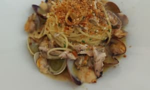 Spaghettino con alici fresche e vongole su polvere di tarallo sopra e sotto e grattata di limone naturale - Vecchia Ostuni, Monza