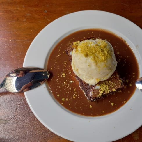 Fondant, glace vanille, caramel beurre salé, pistaches crumble - Molly's, Paris