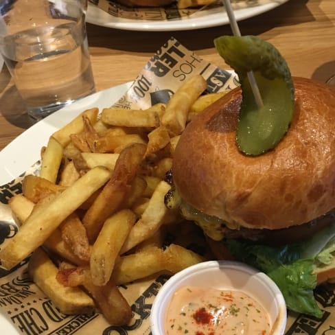 Burger cheese and bacon - Belushi's Gare du nord, Paris