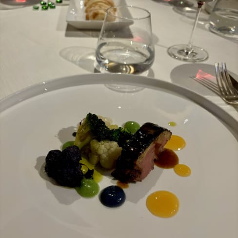 Petto d’anatra croccante nel suo fondo e arancia cavolfiore, broccoli e broccoletti viola (2023) - Tano passami l'olio, Milan