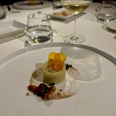 Cilindri di patata ripieni di crema di funghi e parmigiano, bottarga di gallina, brunoise di tartufo (2024) - Tano passami l'olio, Milan