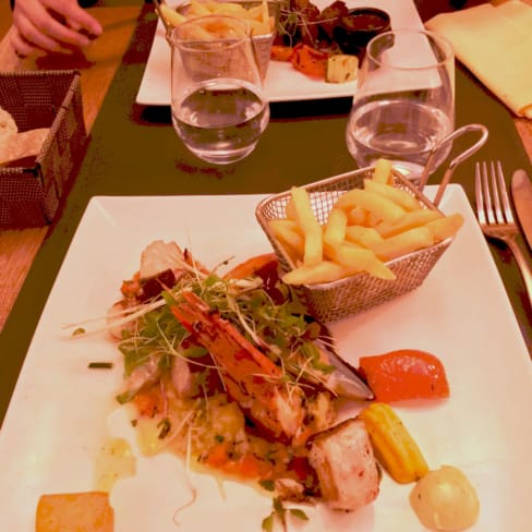 Tres bon mix de poisson tous cuit comme il fallait ! - Madou's Folie, Brussels