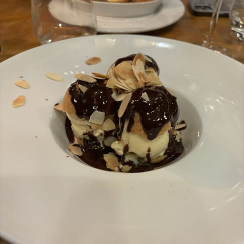 Profiteroles au chocolat, 3 choux glaçe vanille, sauce chocolat et amandes effilées - L'Îlot Vache, Paris