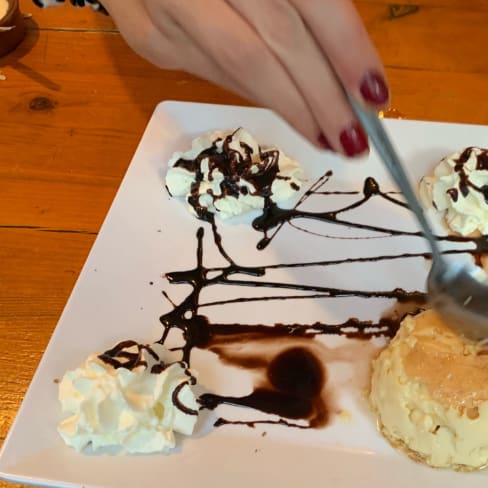 Ik zal wel een zeikerd zijn, maar een flan met slagroom en chocosaus? - Granada Tapas Bar, Amsterdam