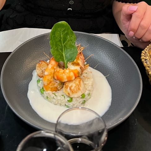 Saint jacques et crevettes superbes mais le risotto du riz mal cuit avec des petits pois dommage - L'armandie, Paris