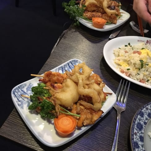 Chicken skewers, fried onions and fried rice with vegetables and ham. - Royal Fata, Paris