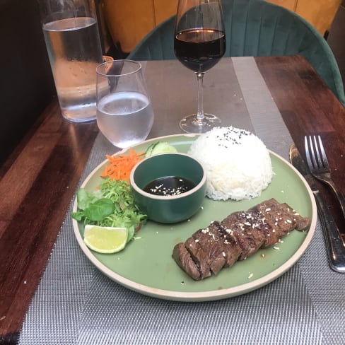 Délicieux, savoureux et extrêmement bien préparé. La viande était à mon goût un petit peu trop cuite par rapport à ma demande. Mais ça n’en retire en rien l’excellence du plat.  - Chez Weng, Paris