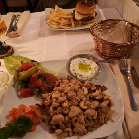 MAKLOUBI stekta kycklingfilébitar, aubergine, tomat, lök, kryddat ris, cashewnötter, marinerade grönsaker, tzatziki och mammas sallad - Libanesen Hornstull, Stockholm