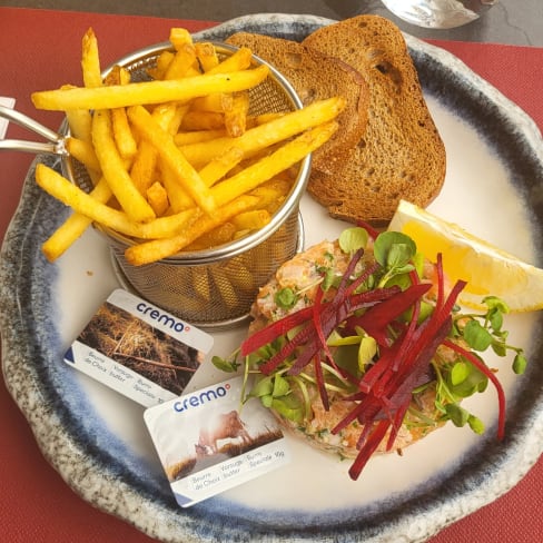 Tartare de saumon, frites et toasts - L’Onesienne, Onex