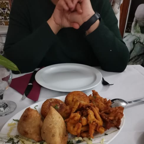 Mix entrantes. Samosa, pakora, onion baji y aloo tikki - Badsha, Madrid