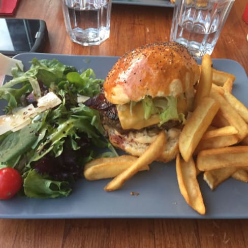 Burger plus que correct, avec une viande cuite comme il faut et une sauce qui se marie parfaitement avec le reste. J'AI KIFFÉ - Fenêtre Sur Cour, Paris