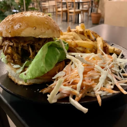 Effiloché de porc, accompagné de coleslaw et de délicieuses frites ! Un régal ! - La Cantine Arkose Canal, Brussels