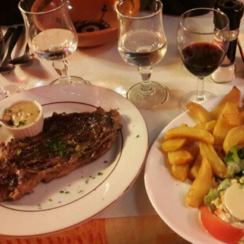 beau morceau de viande, frites maison et plein de salade - Bistrot Gueule à Vins, Vincennes