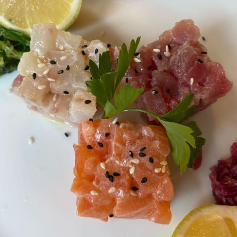 tartare di ricciola, tonno e salmone, accompagnate da alghe marinate e cipolla rossa in agrodolce - Charlie Brown Milano, Milan