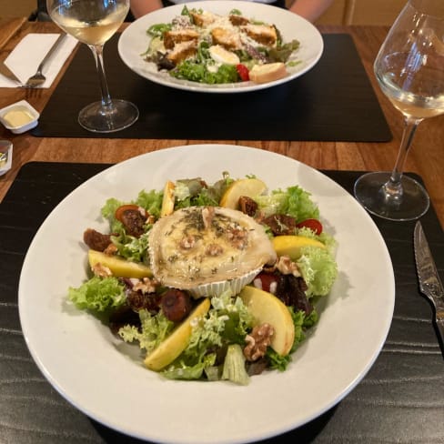 Succulentes salades toutes les deux!  - Brasserie Jules, Evere