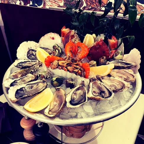 A delicious platter with fresh seafood! - Huîtrerie Stéphanie, Paris