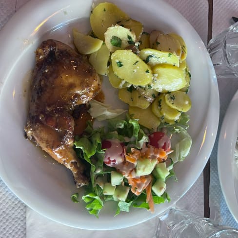 Las porciones justas y la comida estaba exquisita  - Café Montmartre, Paris