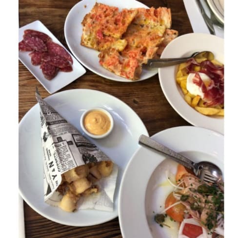 Pan con tomate, calamarcitos a la andaluza, tomate con ventresca y huevos revueltos con jamón - Chéri, Barcelona