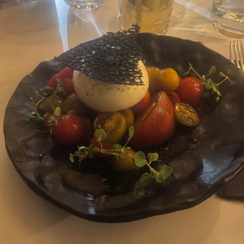 La burrata est très bonne, on sent que c’est de la qualité. La portion pour une entrée est très satisfaisante. Un délice!  - Daiya, Ivry-sur-Seine