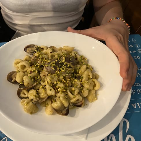 Cavatelli con Vongole , pesto di pistacchio e granella  di pistacchio - Blu Yasmin, Milan