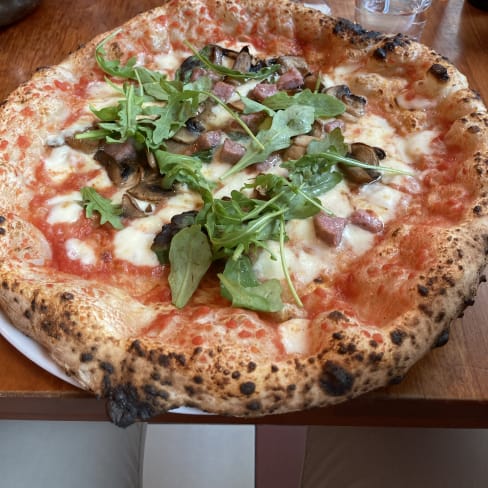 Pizza - Giro Pizzeria, Stockholm