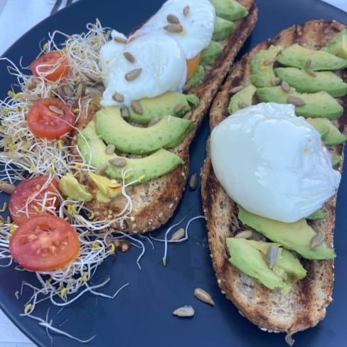 Tostada de aguacate y huevos ‘benedict’ - Cuppa Brunch & Dinner, Badalona