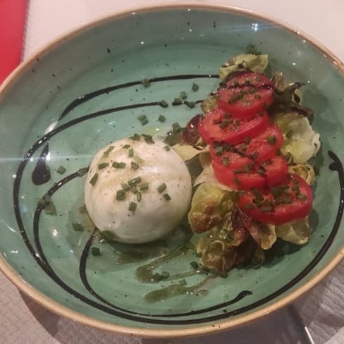 Burratina crèmeuse des Pouilles sur lit de salade et tomates - Le Duo D&S, Paris