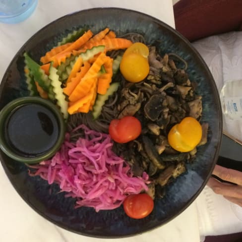 Nouilles soba, poulet sauté et petits légumes et une petite sauce! Très réussi !  - Triode, Paris