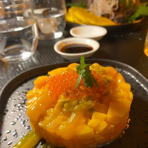 Tartare di salmone, salsa al mango, frutto della passione e uova di salmone - Sushi&Sound, Milan