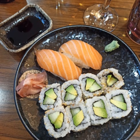 California avocat et sushis saumons - Kyoto, Paris