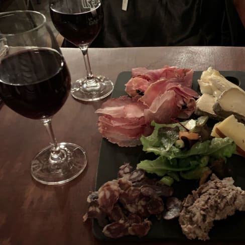 Charcuterie tranchée finement, fromages à la truffe - Le Garde Robe, Paris