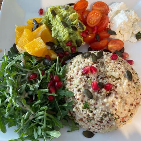 Taboulé de quinoa, avocat, grenade, orange, menthe, fêta et graines de courges - Au Coeur Couronné, Paris