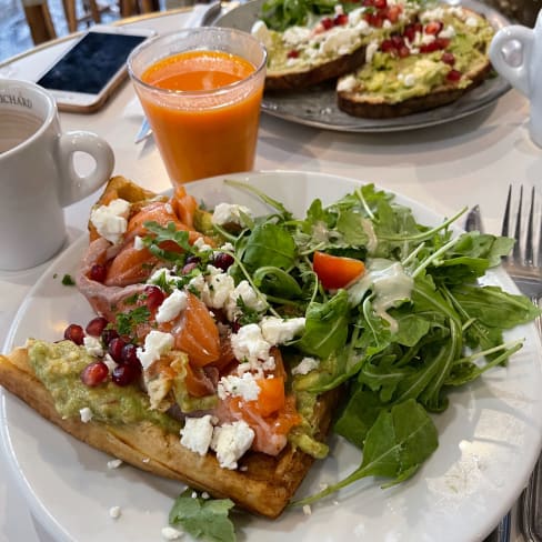 Gaufre saumon-avocat et avocado toasts - Au Coeur Couronné, Paris