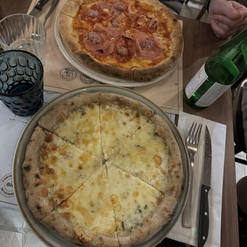 Pizza in Trevi, Rome