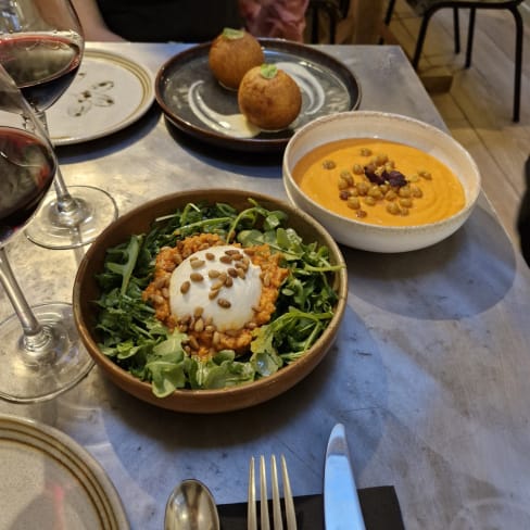 Burrata au pesto rosso et pignons grillés - Parenthèse(s), Paris