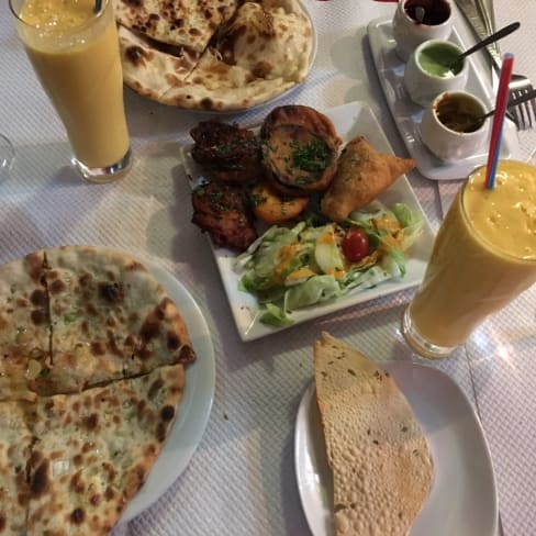 Beignets de pommes de terres, oignons et aubergines. Samosa aux légumes. Lassi à la mangue, et Naan à la viande et aux legumes - Buddha, Paris