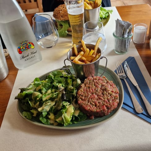 Tartare de bœuf charolais, huile de noisette  salade, frites - l'entre-potes du 111, Douvaine