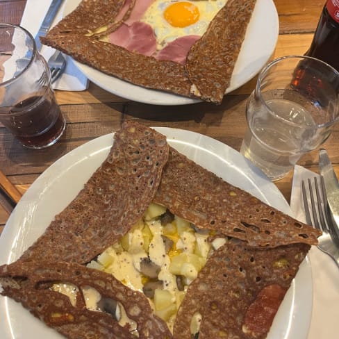 Galette con prosciutto formaggio e uovo; Galette con patate, funghi e formaggio  - Lucette Fait Des Crêpes, Paris