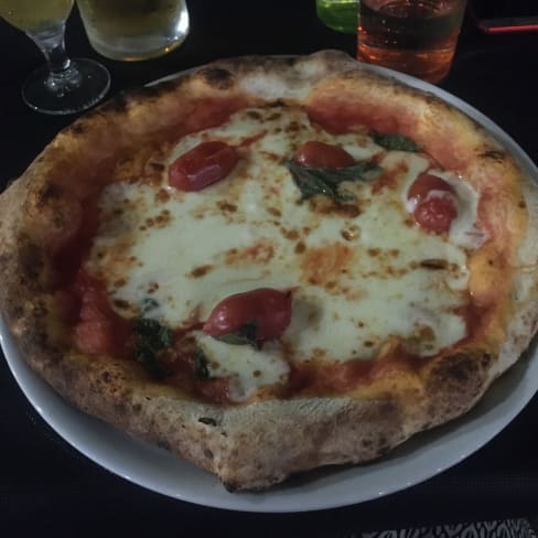 Pizza margherita “rossina” - Le tre stelle, Milan