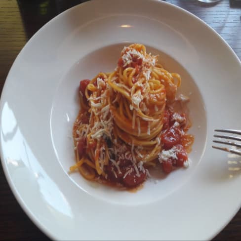 Spaghetti al pomodoro fresco e ricotta - DesinoLento  pizzeria, Milan