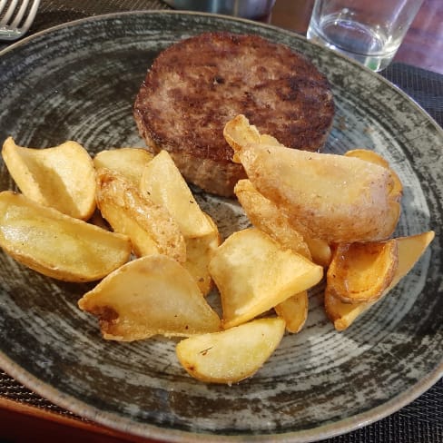 hamburger al piatto con patatine - Interno 7 Food and Drink, Rome