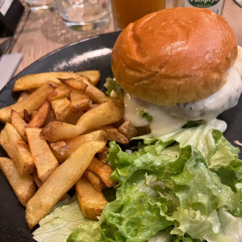 Pain moelleux, sauce à tomber ! Les frites maison étaient également délicieuses.  - La Maison, Levallois-Perret