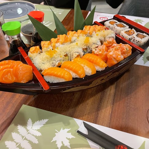 Nigiri, sashimi salmone, gunkan Philadelphia salmon e tre tipi di huramaki  - Daruma Sushi - Parlamento, Rome