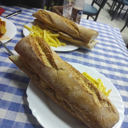 Bocata de calamares y bocata de pechuga de pollo - Donde la Lola, Madrid