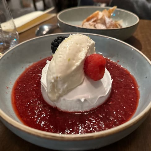 Pavlova fruits rouges - Les Fricoteurs, Clichy