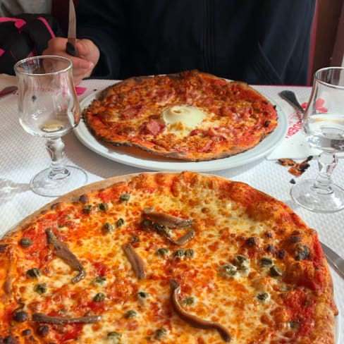 Pizza Napoletana con gluten y al fondo, pizza del moulin sin gluten  - La Scuderia del Mulino, Paris